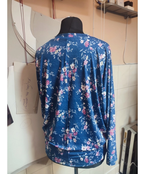 Wzorzysta bluzka Oversize z lejącego materiału - pudrowe kwiatuszki